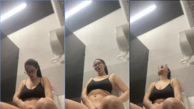 Nayrakallinne of playing in the public bathroom