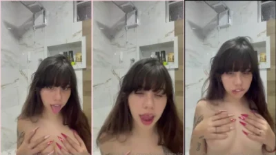 Kinechan peladinha in the bathroom