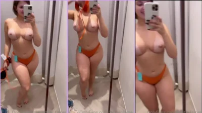 White Fairy recorded a naked video in front of the mirror
