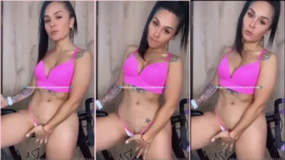 Yayakztro sticking your fingers into pussy