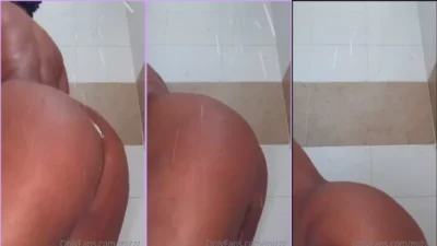Majovergarag in the shower wiggling naked