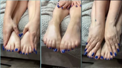 Silvia Gonzalez naughty with her painted feet showing off